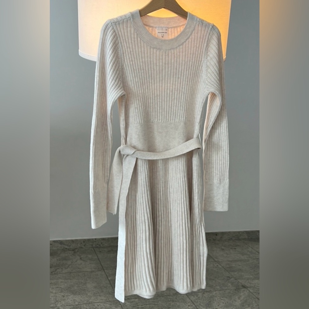 Abercrombie Cream Ribbed Sweater Dress
Belted, crew neck long sleeves 7/8 years